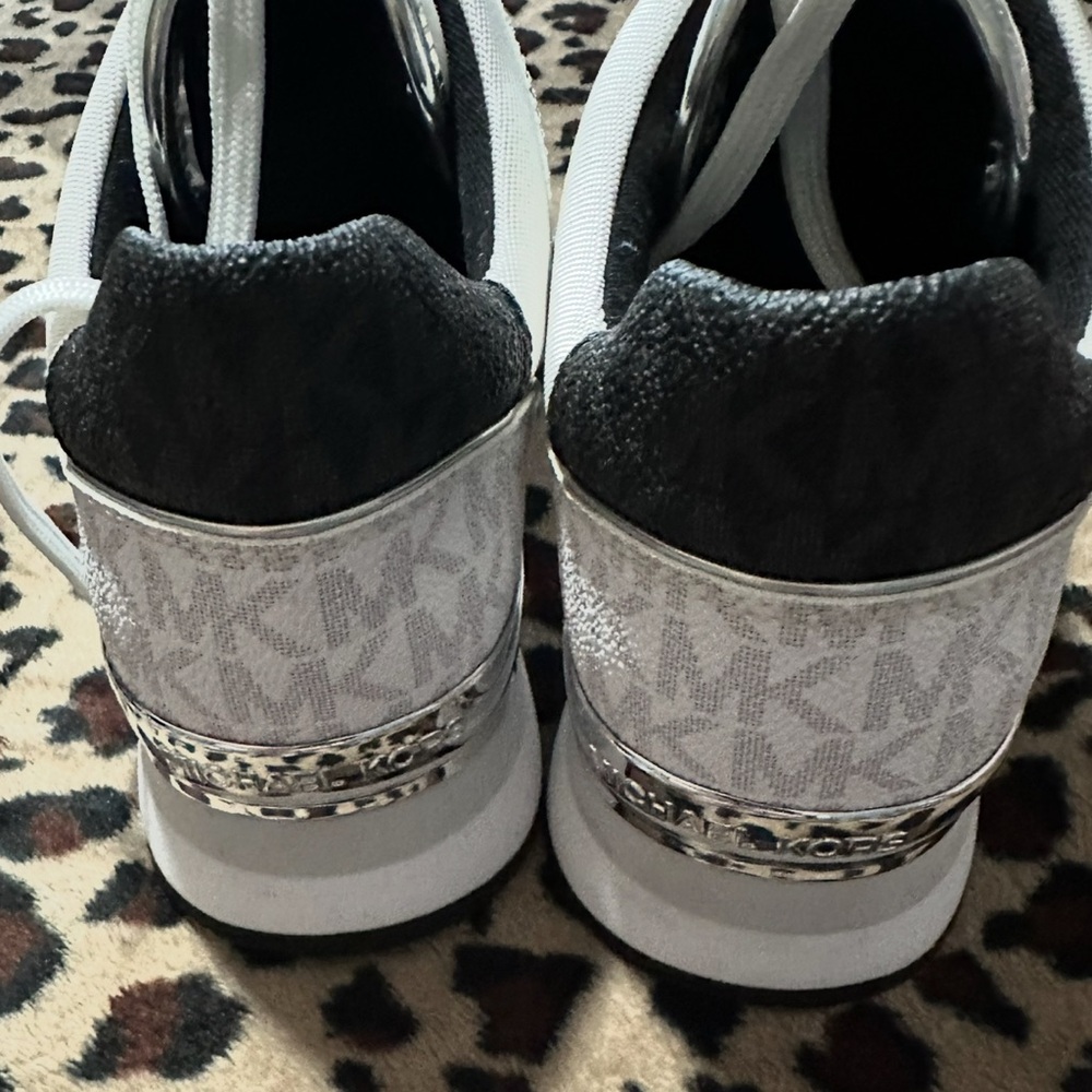 MICHAEL KORS MADDY TWO TINE LOGO TRAINER SNEAKERS - Picture 3 of 6